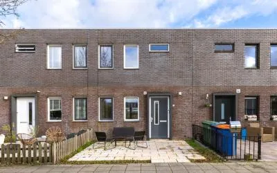 Tussenwoning te koop: Holbeinstraat 41, Tussen de Vaarten Z.- Zuidoost Almere