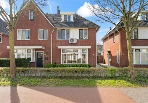 Twee-onder-één-kap te koop: Hollandsspoor 8, Sporen Houten