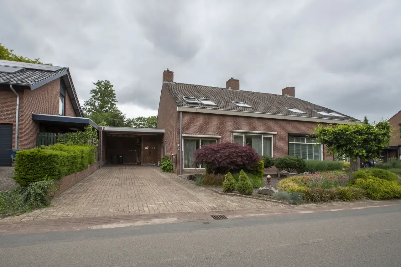 Twee-onder-één-kap te koop: Holstraat 8B, Buggenum