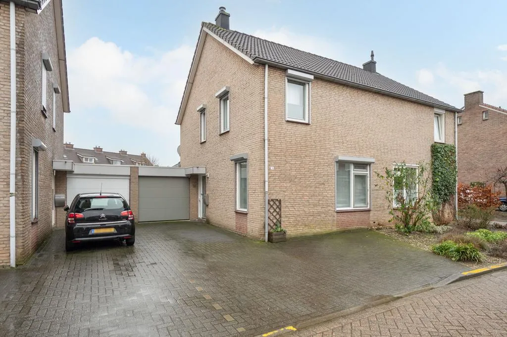 Tussenwoning te koop: Hondsbroek 16, Born