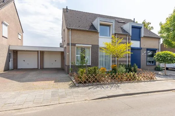 Tussenwoning te koop: Hondsbroek 74, Hondsbroek Born