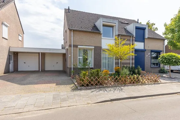 Tussenwoning te koop: Hondsbroek 74, Hondsbroek Born