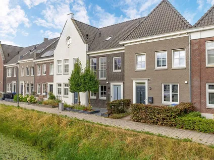 Tussenwoning te koop: Honingeter 26, Dirksland zuid Dirksland