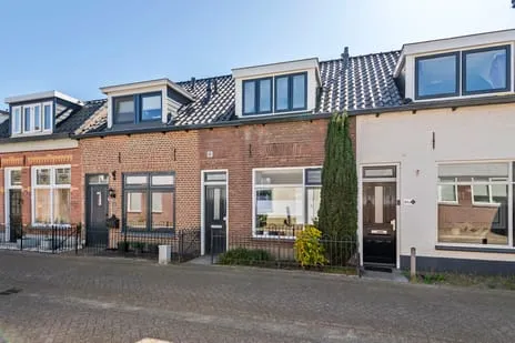 Tussenwoning te koop: Honingstraat 15, Hertogenwijk Tiel