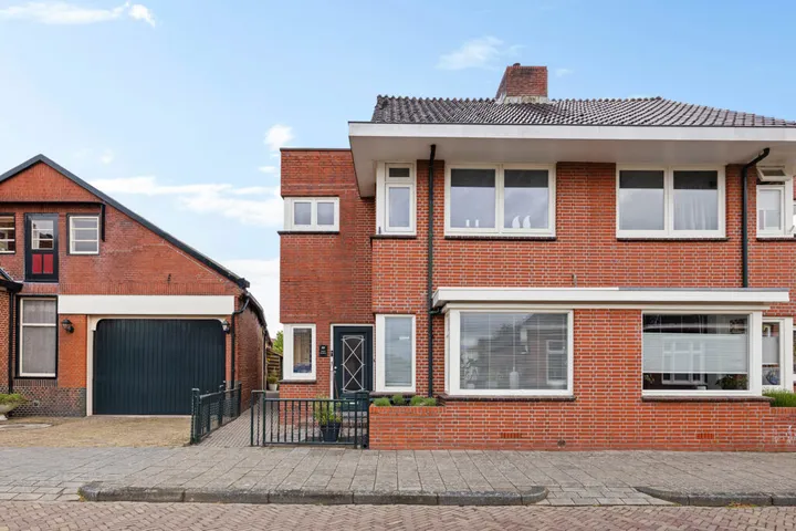 Twee-onder-één-kap te koop: Hoofdstraat-West 80, Uithuizen Centrum Uithuizen