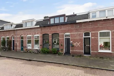 Tussenwoning te koop: Hooftstraat 24, Jacob Catsstraat en omgeving Dordrecht
