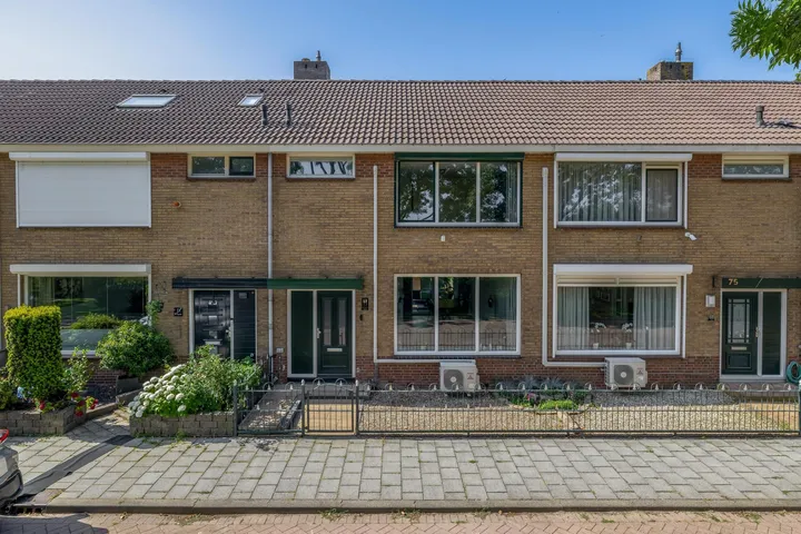Terraced house for sale: Hooftweg 73, Geervliet-Noordoost Geervliet