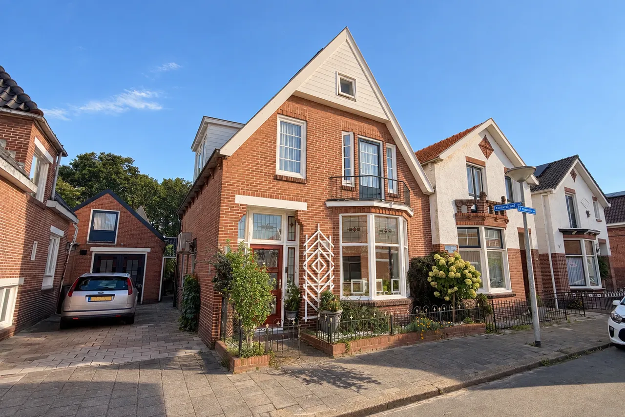 Twee-onder-één-kap te koop: Hoogstraat 38, Winschoten