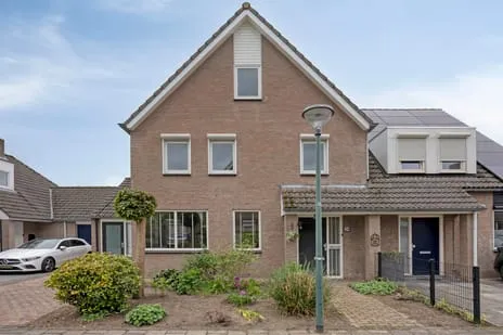 Tussenwoning te koop: Hooiland 26, Zesgehuchten Geldrop