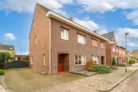 Twee-onder-één-kap te koop: Hoolstraat 31, Beek (Li)