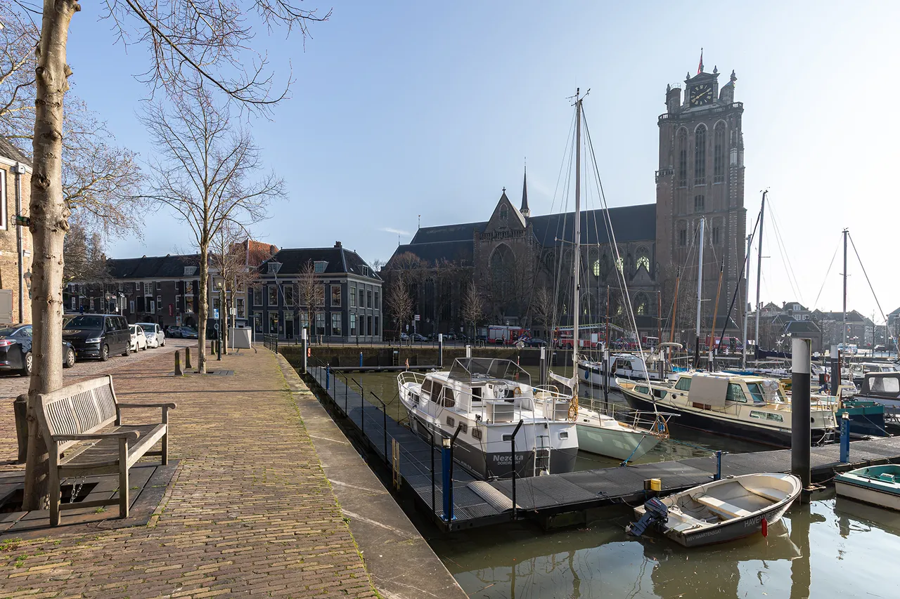 Tussenwoning te koop: Houttuinen 16, Dordrecht