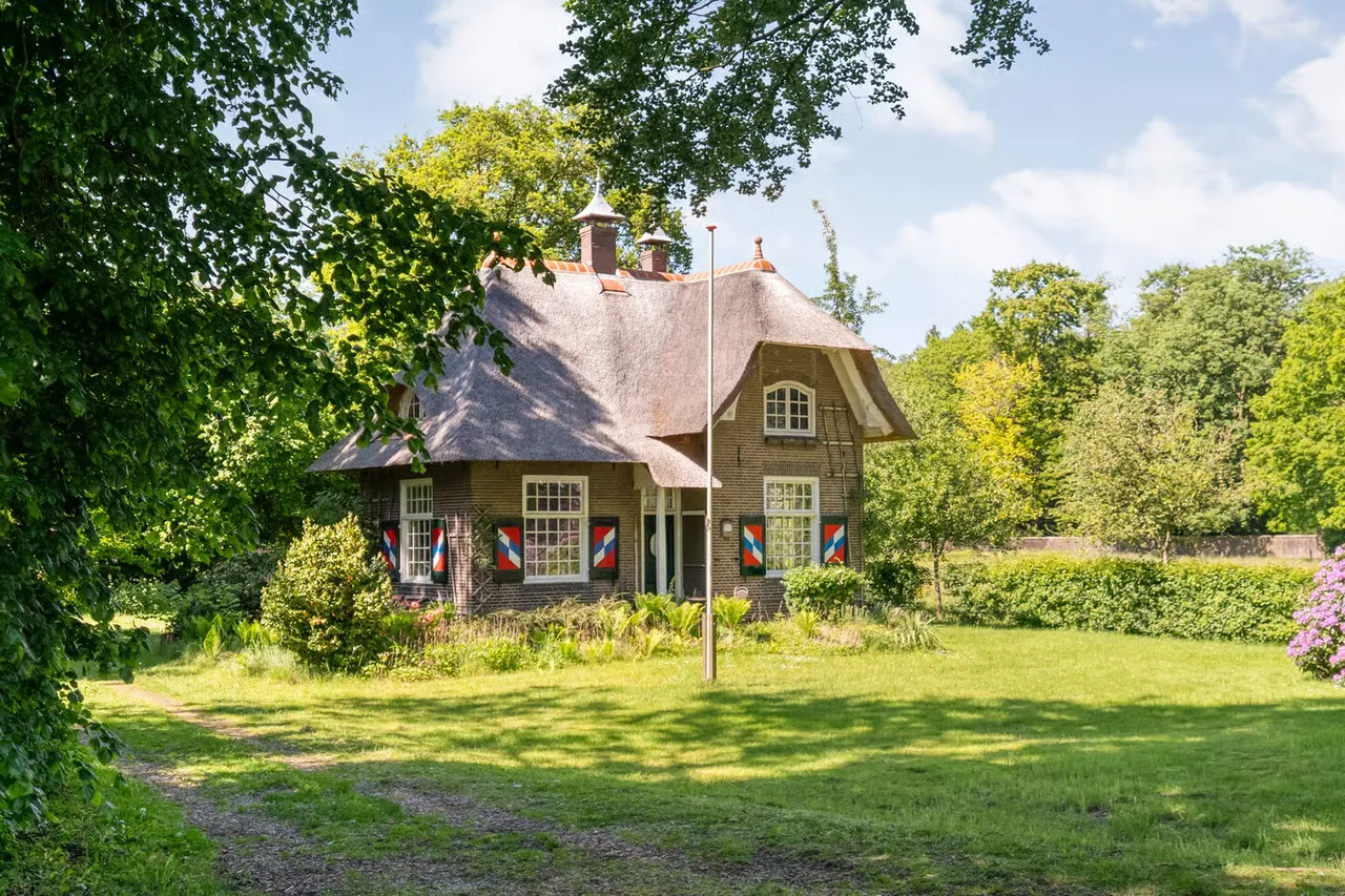 Vrijstaande woning te koop: Hubertsallee 7, Laag Zuthem