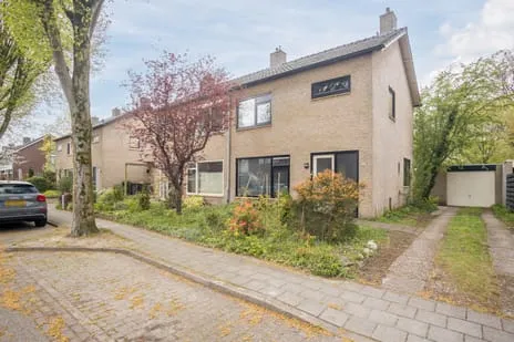 Twee-onder-één-kap te koop: Hugo de Grootlaan 10, Lochem-Oost Lochem
