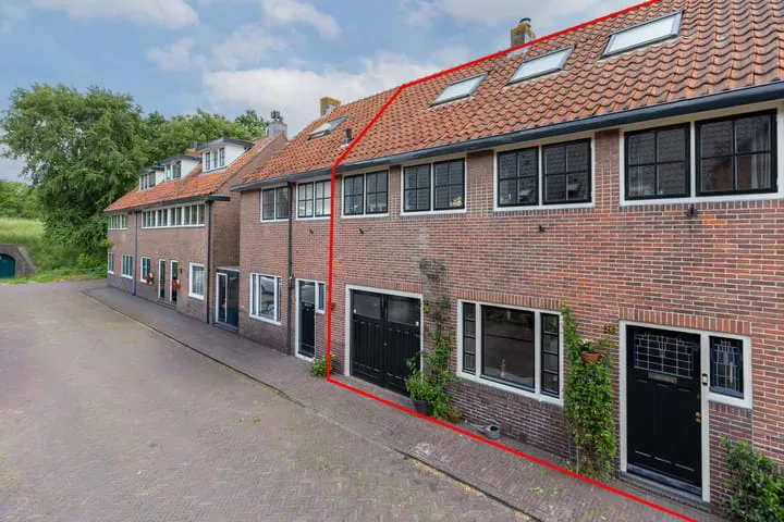 Terraced house for sale: Huizerpoortstraat 26, Naarden Vesting Naarden