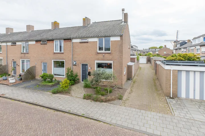 Hoekwoning te koop: Huybregt de Hasestraat 2, Magistraatwijk I Middelburg