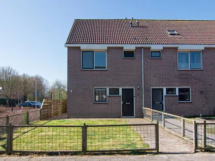 Hoekwoning te huur: Hyacintlaan 30, Winkel ten zuidoosten van de Dorpsstraat Winkel