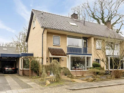 Twee-onder-één-kap te koop: Händelstraat 10, Almelo