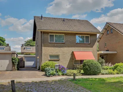 Detached house for sale: Iepenlaan 1, Zeshoeven Udenhout