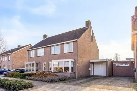 Tussenwoning te koop: Iepenlaan 6, Hondenhei Made