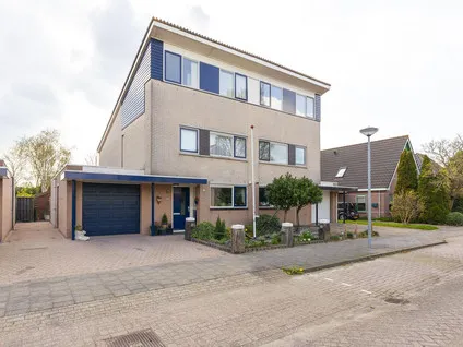 Twee-onder-één-kap te koop: Iepenstraat 15, Winkel Bomenbuurt en Winkelmadepark Winkel