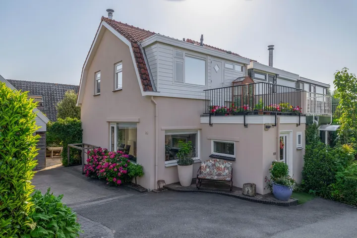 Corner house for sale: IJsseldijk 24, Boveneind Krimpen Aan Den Ijssel