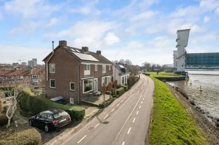 Twee-onder-één-kap te koop: IJsseldijk 404, Krimpen Aan Den Ijssel