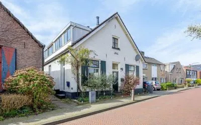 Twee-onder-één-kap te koop: IJsselstraat 62, Velp-Zuid beneden spoorlijn Velp