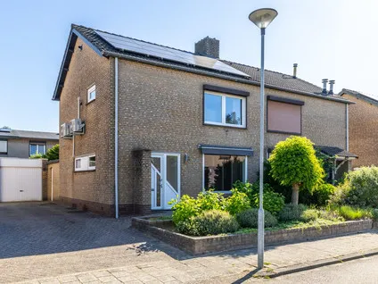 Twee-onder-één-kap te koop: In den Daal 37, Oirsbeek Oirsbeek