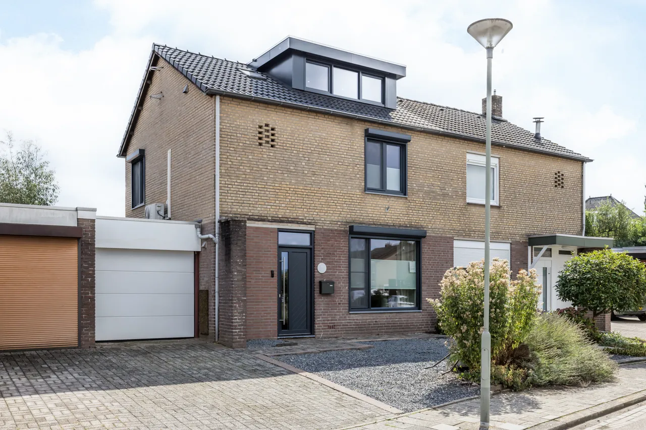 Twee-onder-één-kap te koop: In Den Daal 52, Oirsbeek