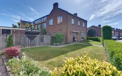 Hoekwoning te koop: Ir. De Blocq van Kuffelerstraat 1, Zeebuurt Oost Harderwijk