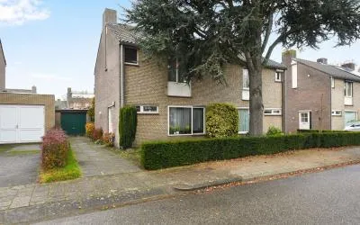 Twee-onder-één-kap te koop: Irenelaan 56, Moesel Weert