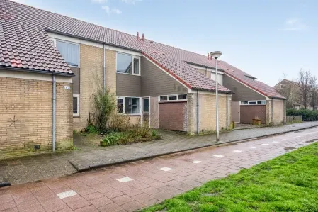 Tussenwoning te koop: Ireneplaats 140, Hellevoetsluis