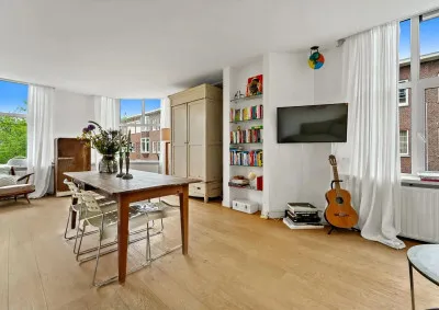 Apartment for sale: Irisplein 17, Bloemenbuurt-Oost 'S-Gravenhage