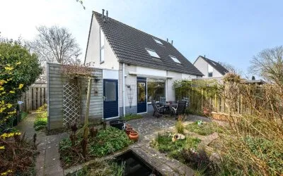 Twee-onder-één-kap te koop: it Helmhout 14, Nijehaske Heerenveen