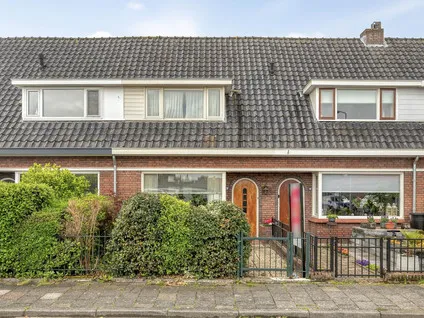 Tussenwoning te koop: J.D. van Leeuwenstraat 20, Santwijck Tiel