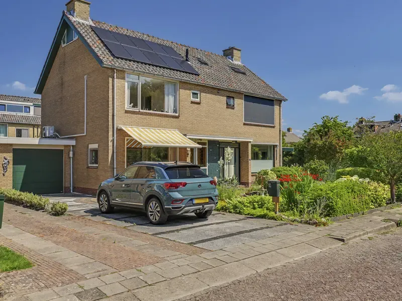 Tussenwoning te koop: J v d Woudestraat 10, Rockanje