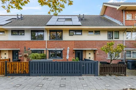 Tussenwoning te koop: J.J. Slauerhoffstraat 221, Literatuurwijk Midden-west Almere