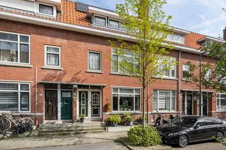 Tussenwoning te koop: J A Alberdingk Thijmstraat 42, Schrijversbuurt Schiedam