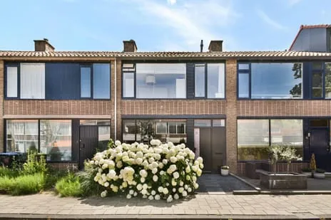 Tussenwoning te koop: Jacob van Lennepstraat 11, Schiekamp-Zuid Spijkenisse