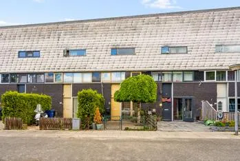 Tussenwoning te koop: Jacob van Ruysdaelstraat 111, Tussen de Vaarten N.- Oost Almere