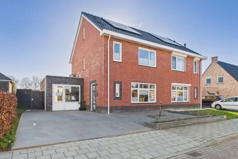 Twee-onder-één-kap te koop: Jacob van Heemskerckstraat 11A, Kloosterzande