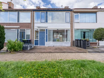 Tussenwoning te koop: Jacob van Lennepstraat 10, Schiekamp-Zuid Spijkenisse