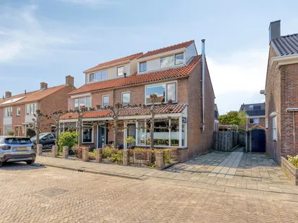 Twee-onder-één-kap te koop: Jacob Van Oostzanenstraat 10, Beijnesbuurt Heemskerk