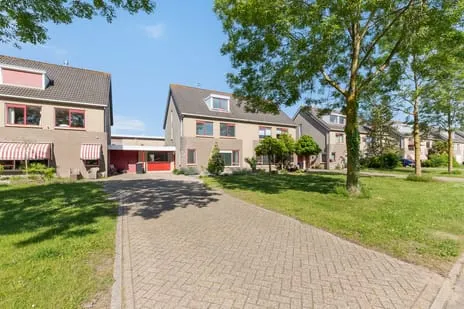 Tussenwoning te koop: Jacques Brelweg 9, Bedrijventerrein Josephine Bakerstraat Almere