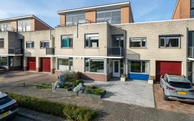 Tussenwoning te koop: Jacques Tatilaan 130, Filmwijk Zuid-noord van Walt Disneyplts. Almere