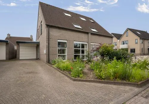 Twee-onder-één-kap te koop: Jadestoep 6, De Stoepen Assen