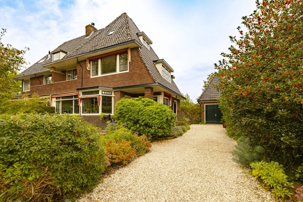 Twee-onder-één-kap te koop: Jan Steenlaan 1, Heemstede