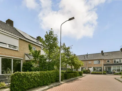 Tussenwoning te huur: Jan Van Bergenstraat 54, Slotherenbuurt Heemskerk