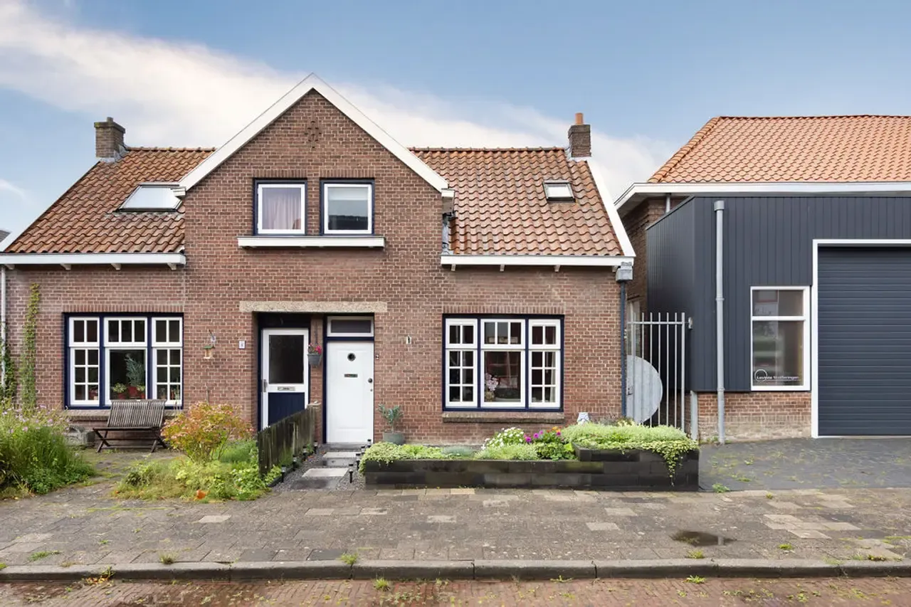 Twee-onder-één-kap te koop: Jan van Nassaustraat 2, Sneek