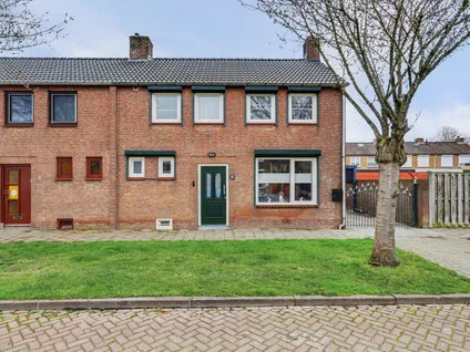 Twee-onder-één-kap te koop: Jan Van Glymesstraat 2, Fijnaart Fijnaart